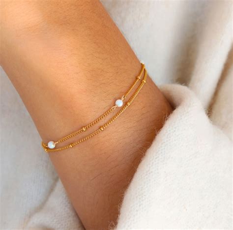 gold bracelt